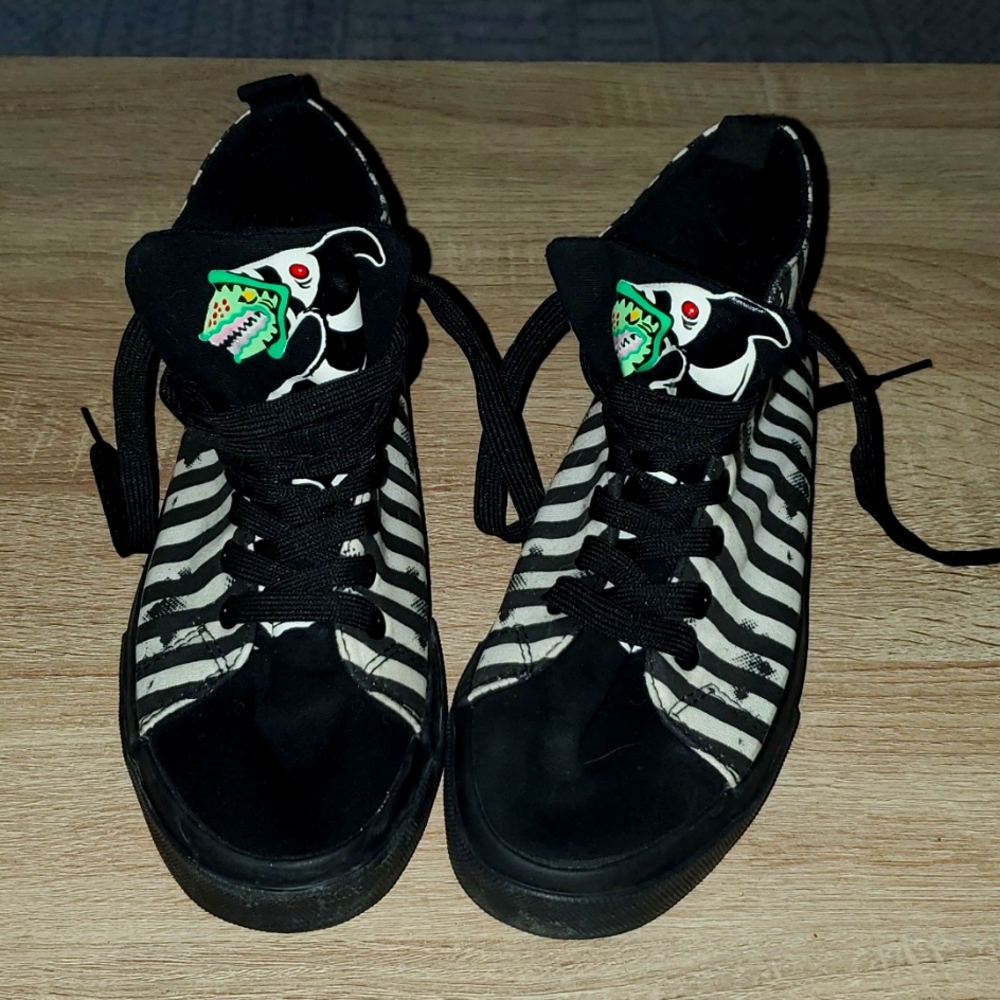 Warner Brothers  Ground Up Beetlejuice medium top sneakers. 7 wom. 6 men